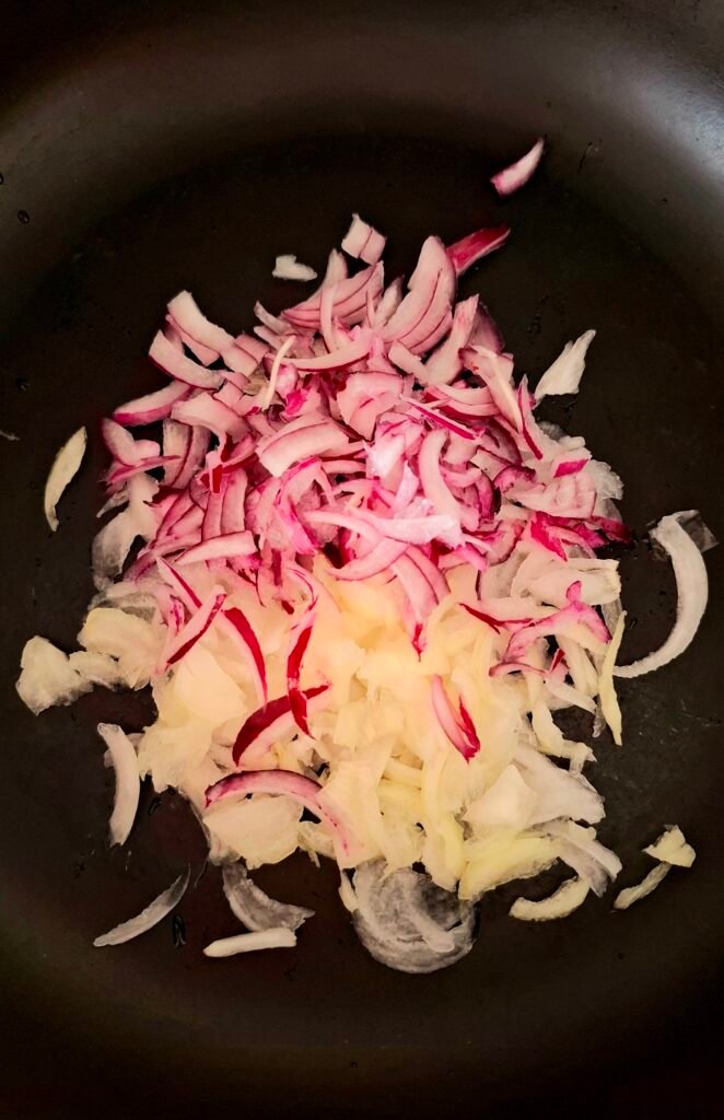 Soffritto di cipolla per ragù bolognese con salsiccia senza sedano e carota