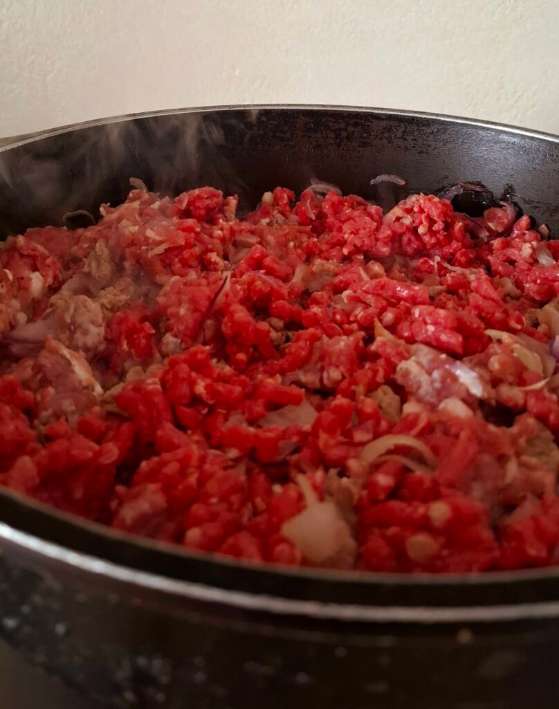 Inizio cottura macinato del ragù bolognese