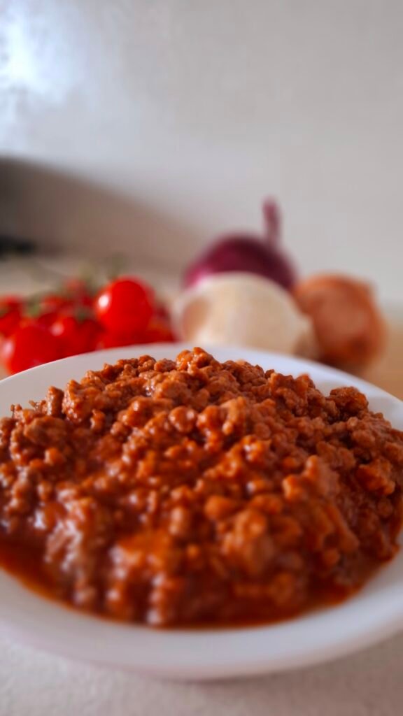 Ragù di manzo cremoso e saporito con salsiccia e cipolla