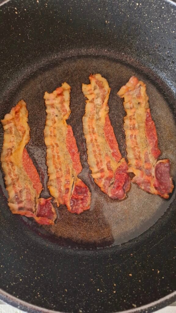 Bacon rosolato per club sandwich con cotoletta pollo