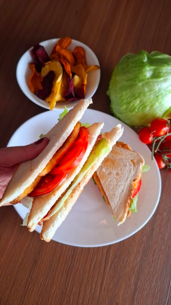Club sandwich cotoletta pollo caldo colorato accompagnato da chips verdure bambini e adulti