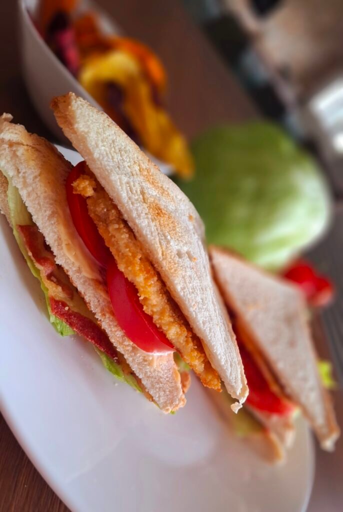 Club sandwich per adulti e bambini con cotoletta di pollo insalata pomodoro bacon e maionese