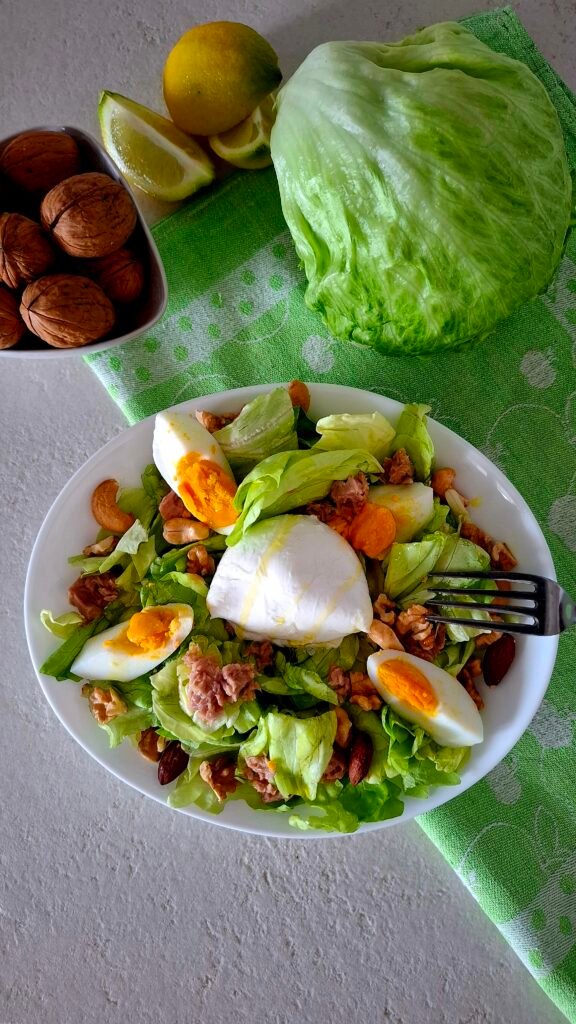 Insalatona proteica uova tonno bufala frutta secca citronette alici