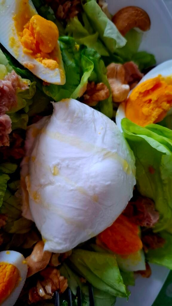 Insalatona primo piano tonno uova bufala anacardi noci mandorle citronette alici