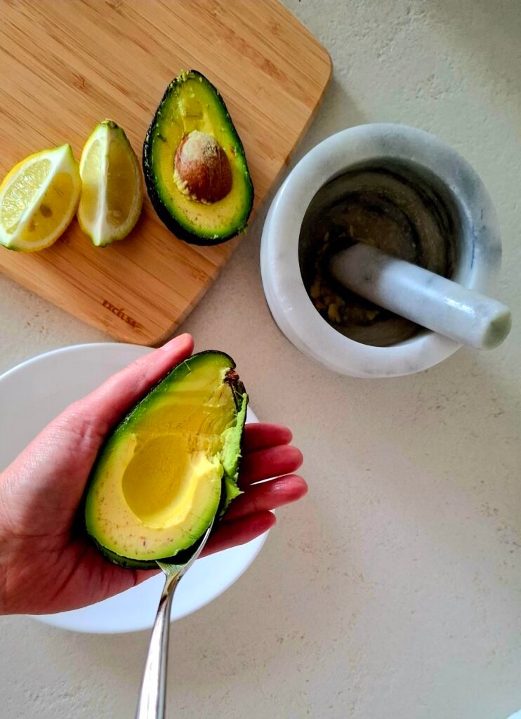Avocado maturo estrazione polpa per guacamole