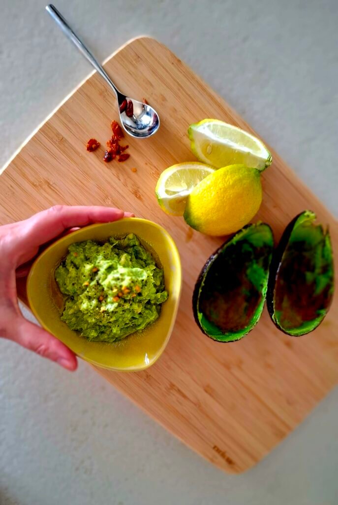 Guacamole cremosa veloce con aglio senza coriandolo