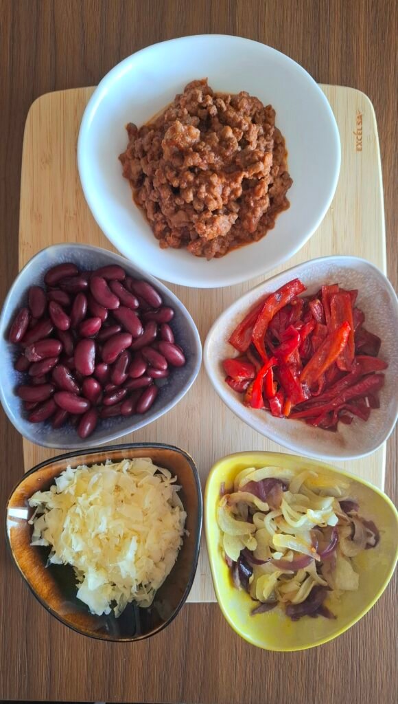 Ingredienti per guarnizione burritos: carne, cipolla, Peperone,fagioli e formaggio