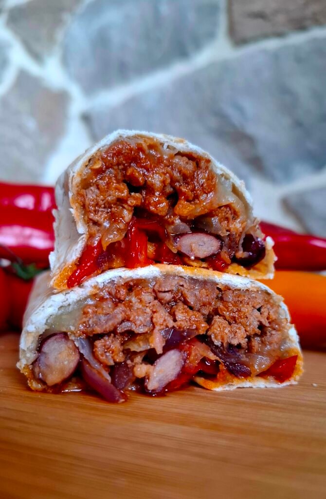 Burritos messicani con carne e formaggio e verdure servito con patatine