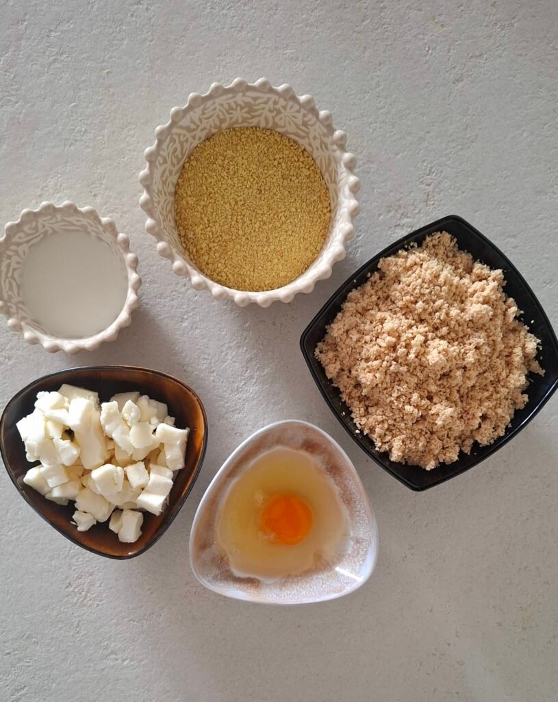 Ingredienti cappone polpette: uova, pane grattugiato, latte, caciotta