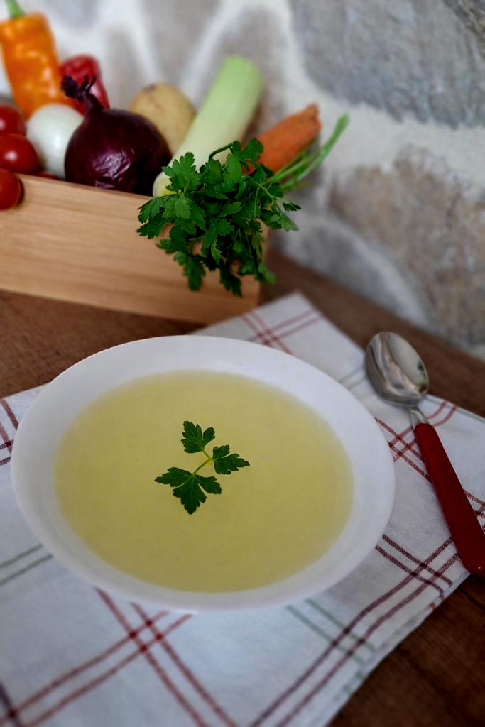 Brodo cappone base della cucina per cappelletti risotti spezzatini