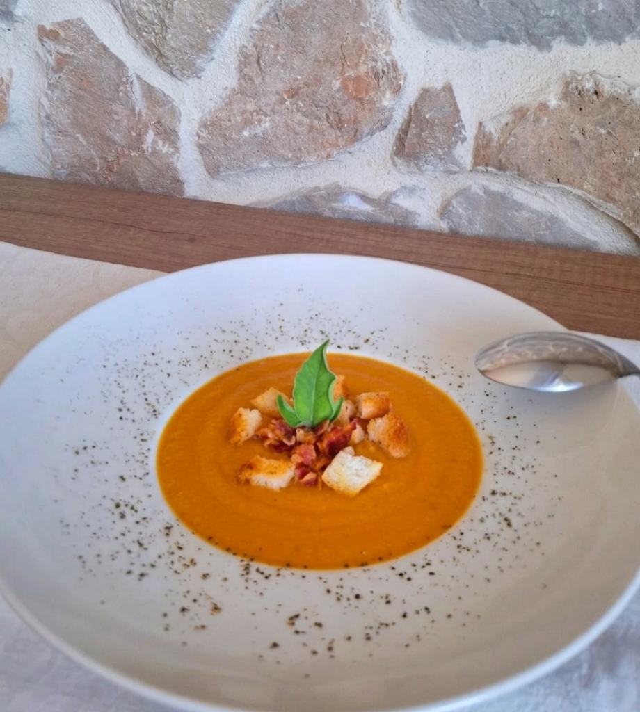 Vellutata recupero brodo con zucca bacon pane croccante pepe