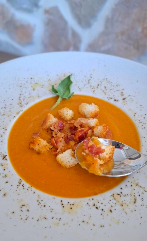 Vellutata di recupero del brodo con zucca bacon croccante, pane dorato e salvia