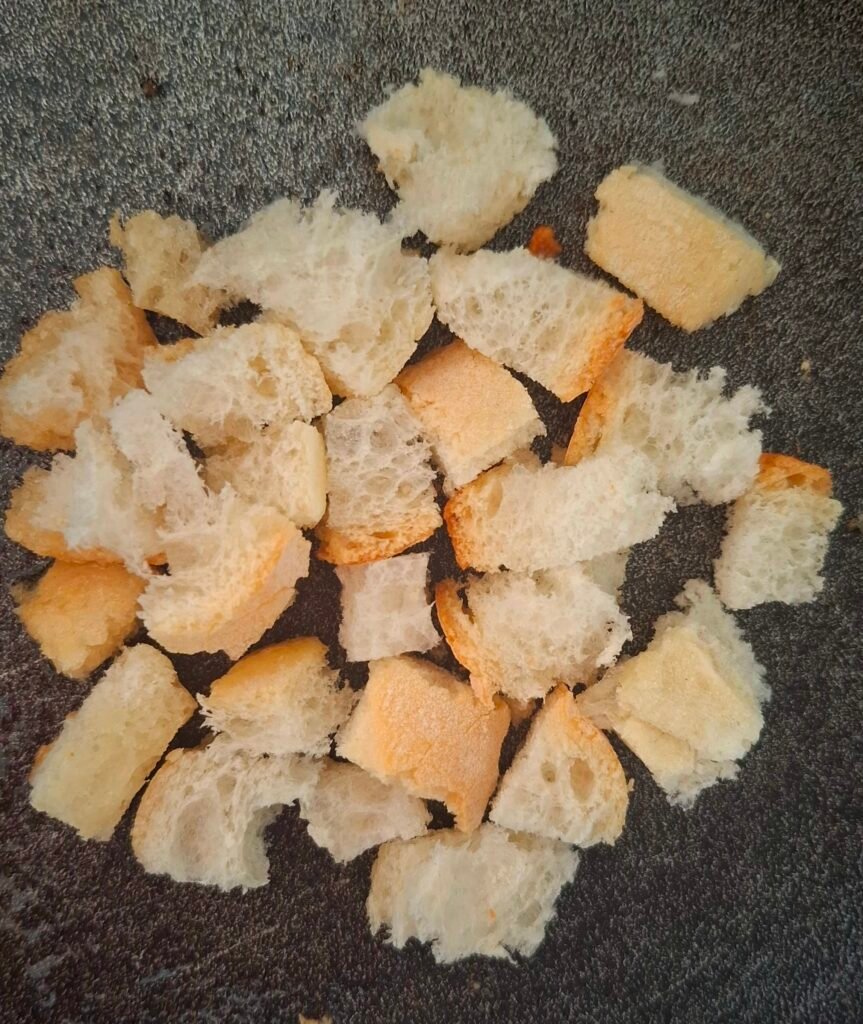 Pane cubetti per vellutata prima della cottura