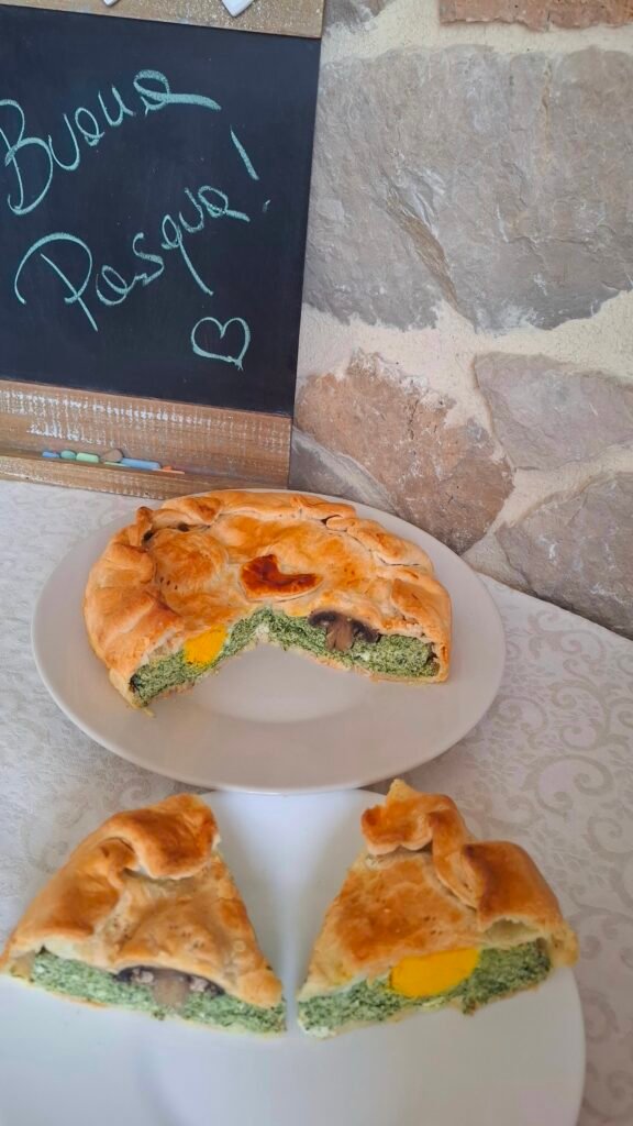 Torta pasqualina fette con uovo e funghetto a vista