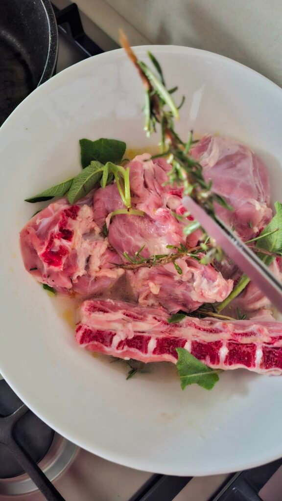 Erbe aromatiche in padella per capretto