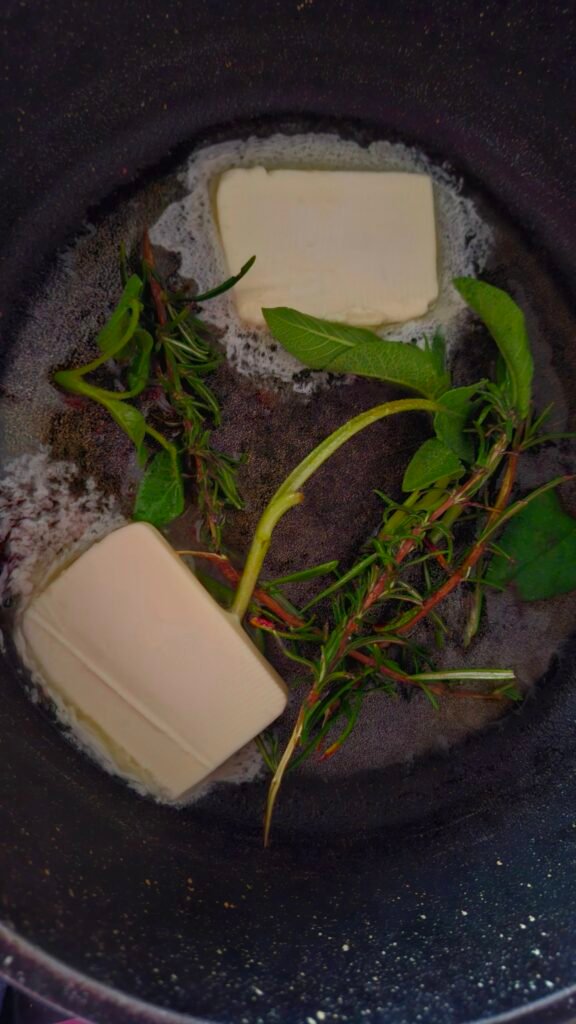 Burro e erbe aromatiche per capretto padella