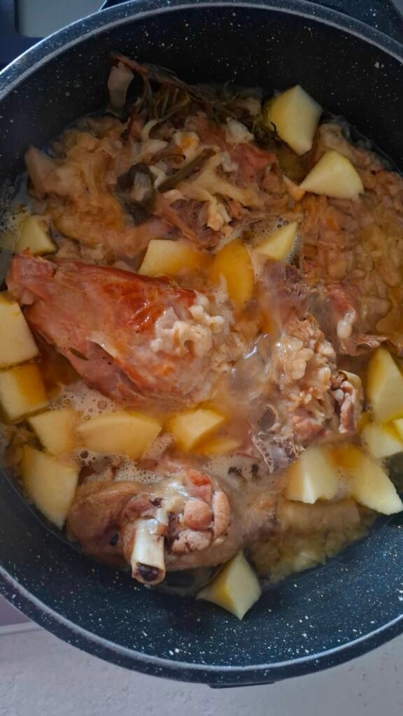 Mele con capretto in padella