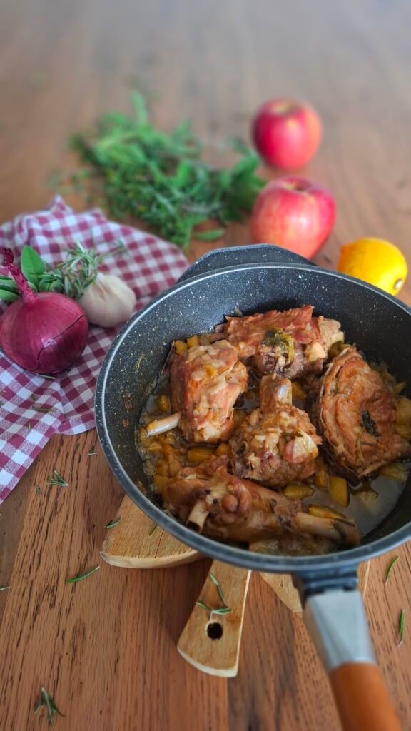 Capretto con mele e lardo in padella