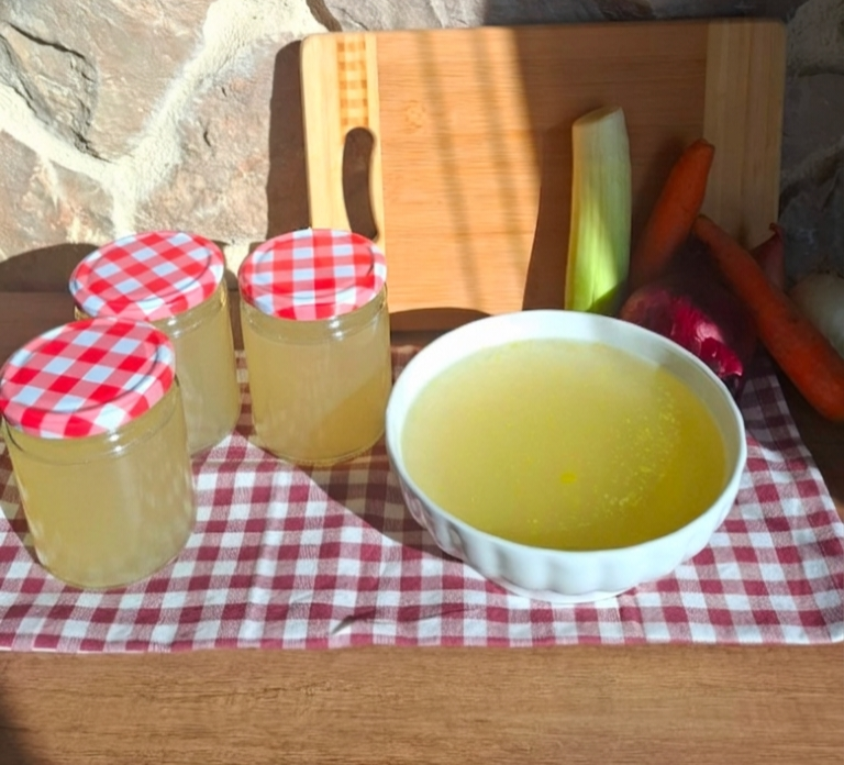 Brodo cappone in vasetti e terrine varie dimensioni sgrassato e conservato