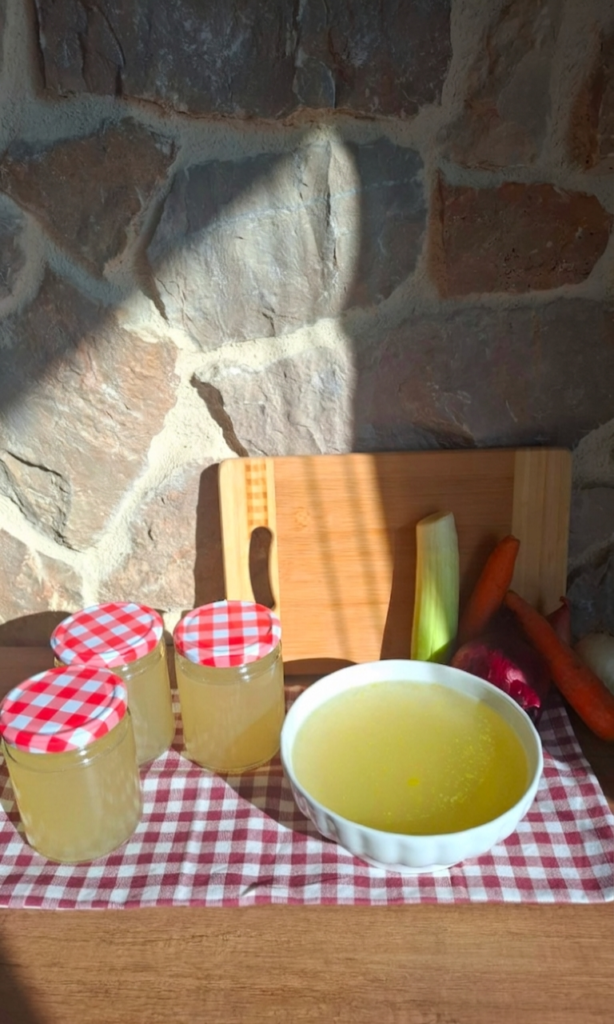 Brodo cappone conservato in barattoli