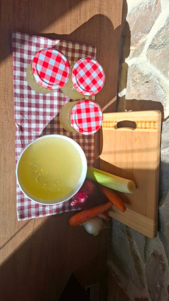 Brodo cappone in barattoli con bolle grasso