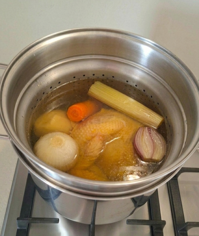 Brodo cappone con verdure e cappone