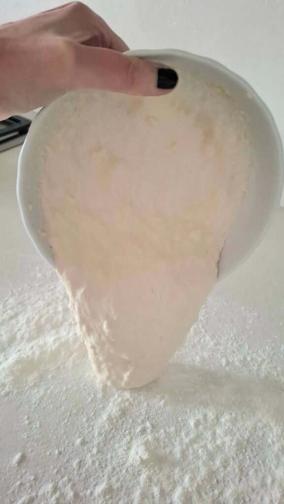 Impasto pizza bonci trasferito su piano lavoro infarinato