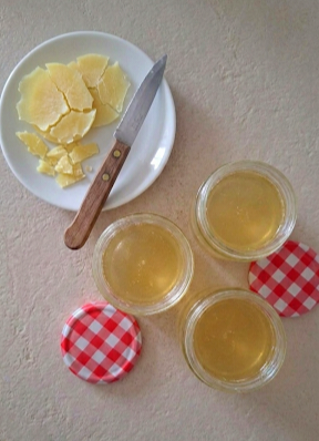 Brodo di cappone sgrassato con coltellino da barattoli tenuti in freezer