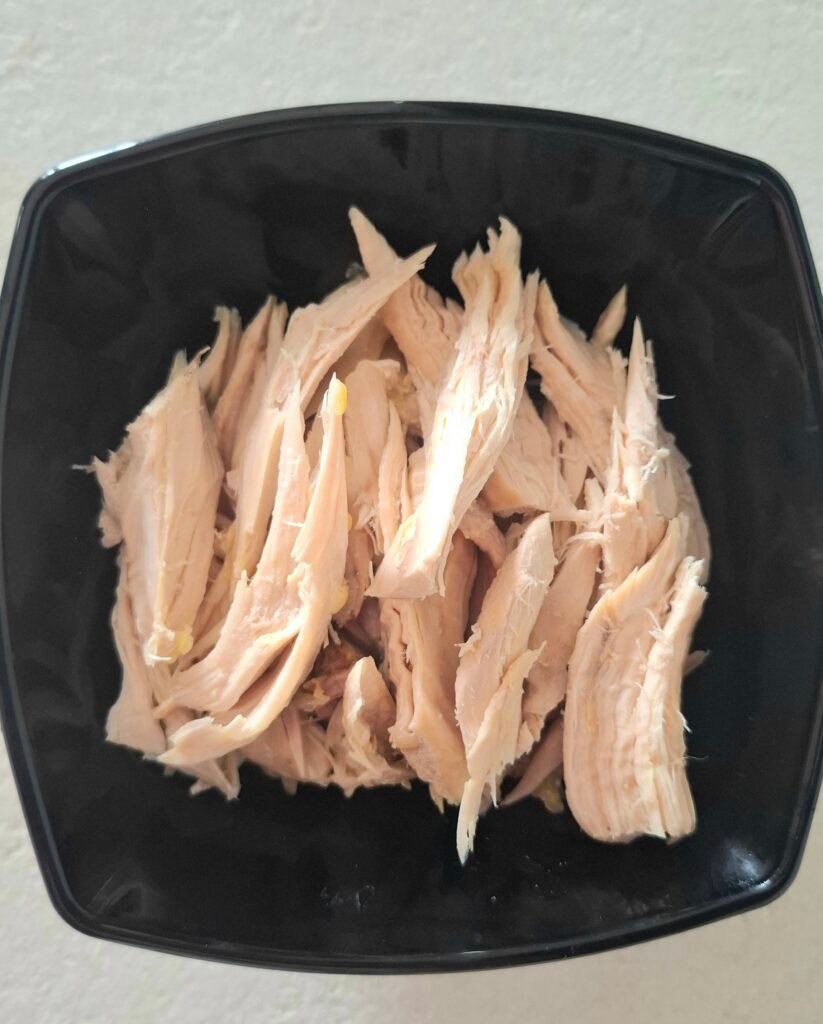 Pollo bollito freddo a pezzi per tacos