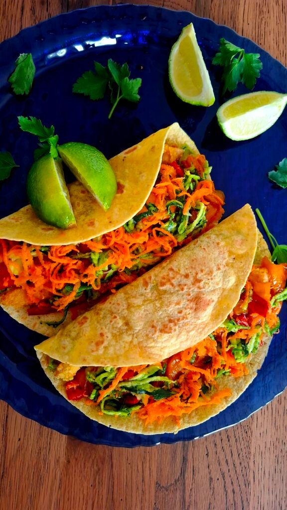 Tacos di pollo impanato crunch con carote e zucchine a ricciolo, peperoni e guacamole