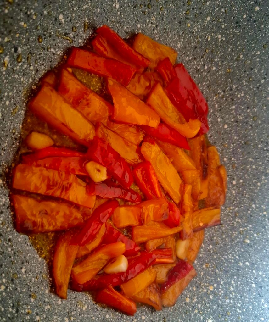 Peperoni con aglio e olio spadellati per tacos