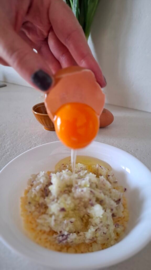 Uova nella terrina insieme a crema cipollotti e trito formaggi 