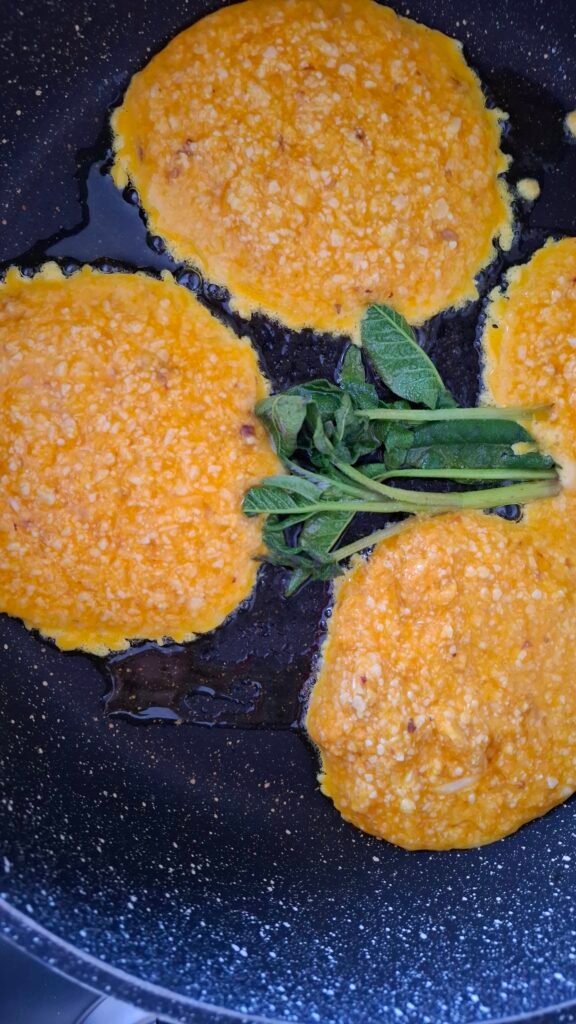 4 frittatine cipollotti in padella con olio e salvia