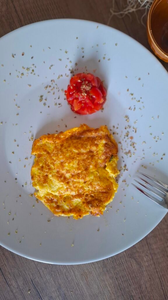 Frittata cipollotti e fontina con guarnizioni di pomodori e origano