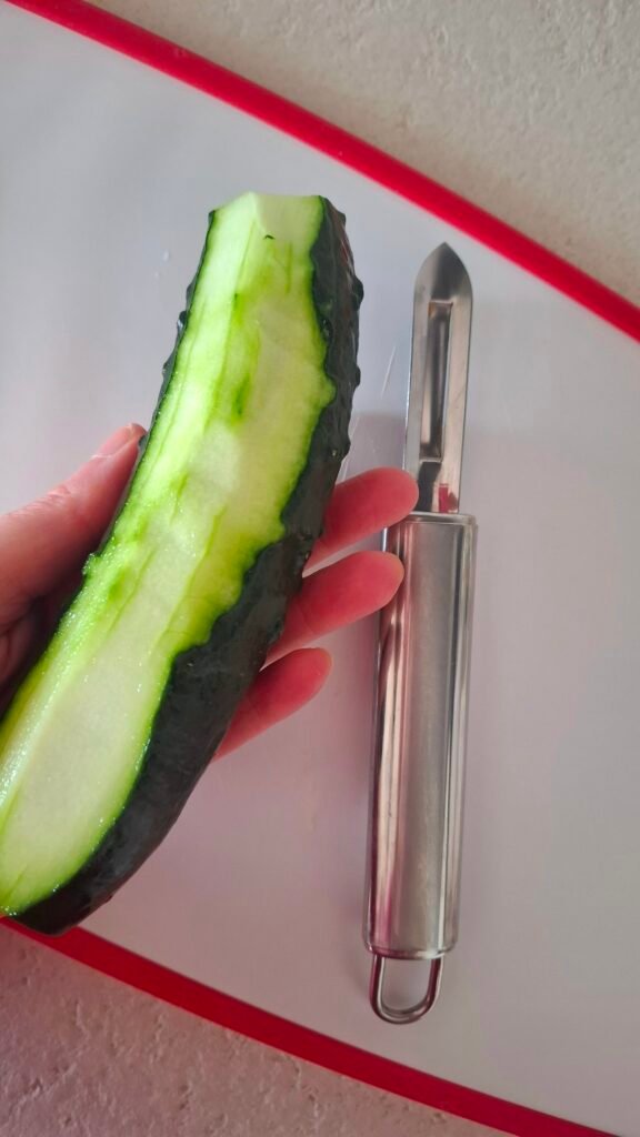 Cetriolo con buccia rimossa grazie al pela-patate