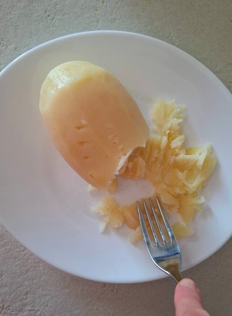 Patata schiacciata con forchetta