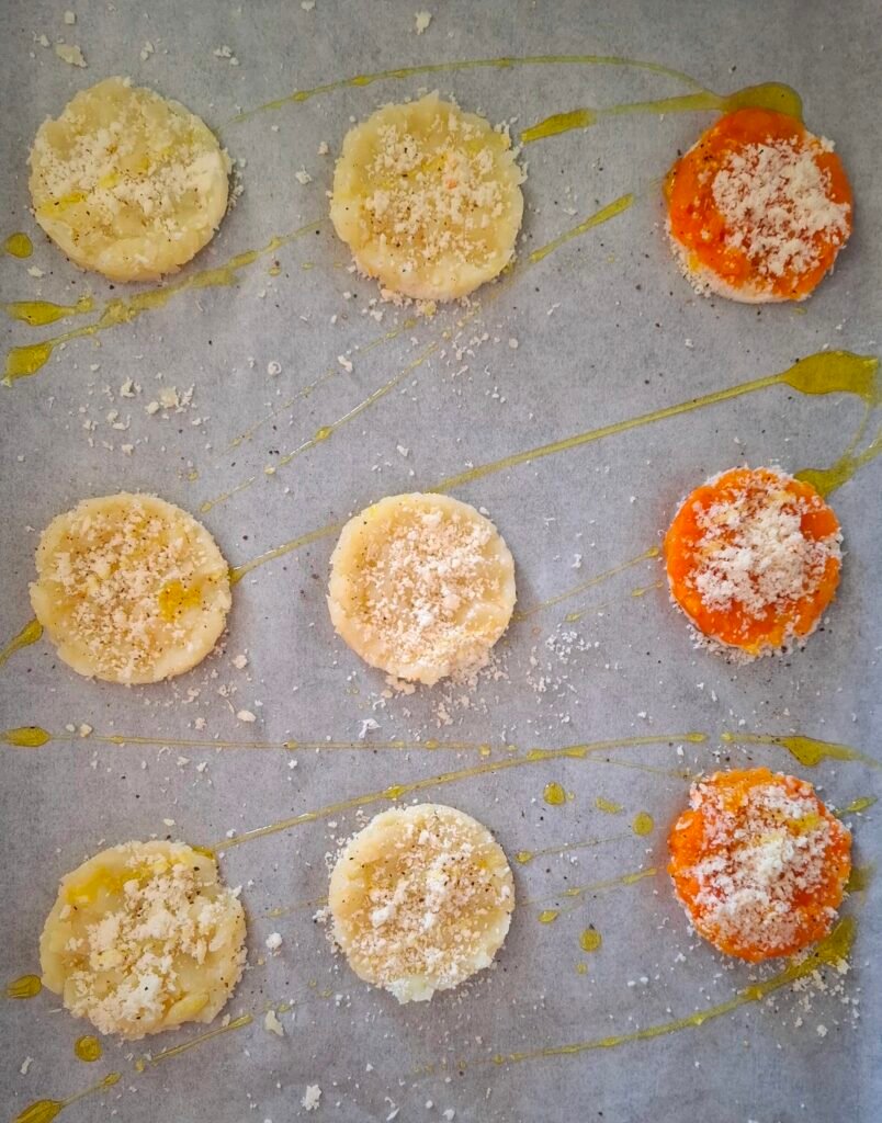 Cialde di carote e patate con parmigiano sale pepe e olio pronte per essere infornate