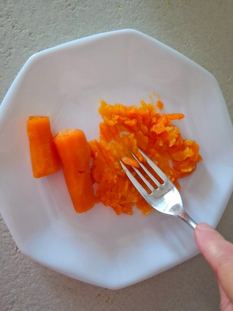 Carota schiacciata con forchetta