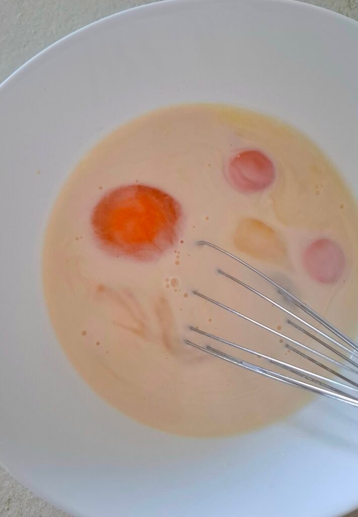 Uova con frusta nella pastella crepes