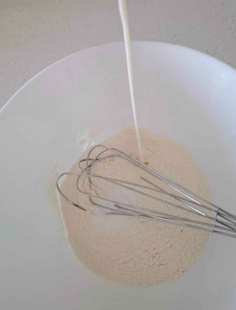 Latte intero versato a filo nella pastella crepes