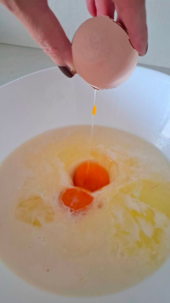 Aggiunta uova alla pastella crepes