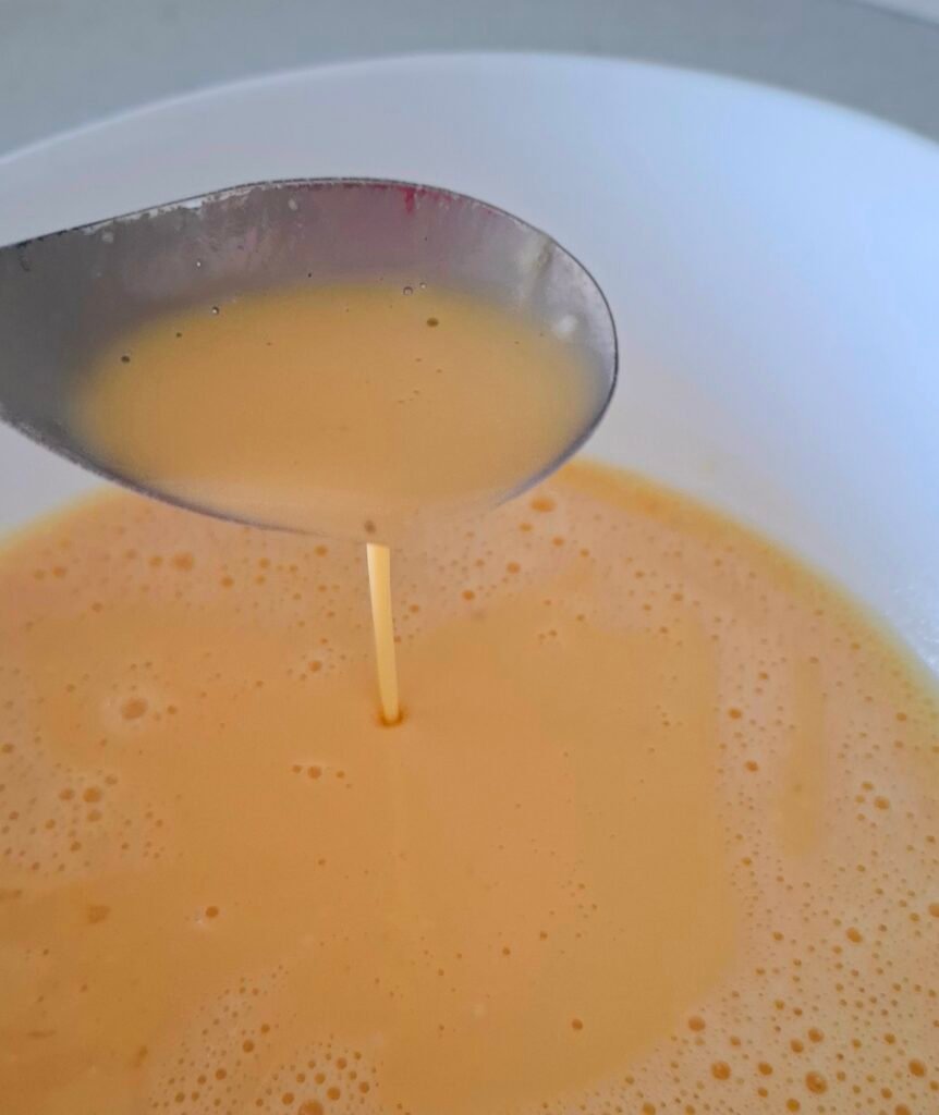 Consistenza pastella crepes che cade dal cucchiaio 