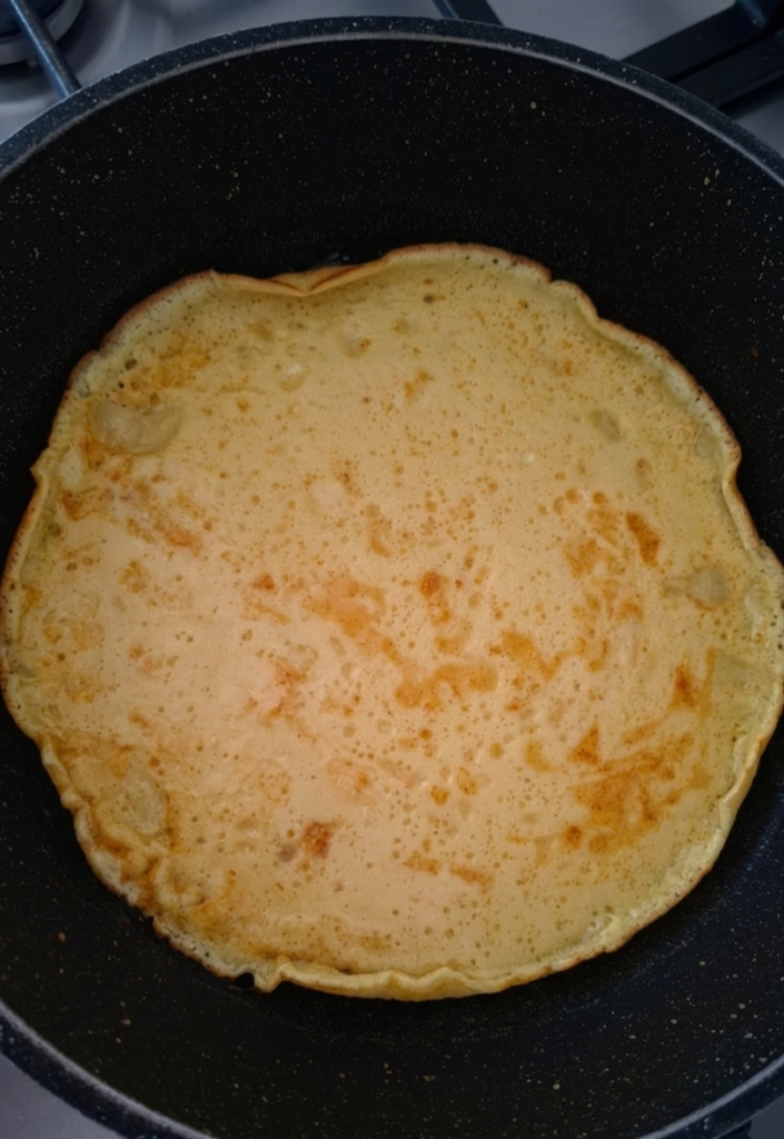 Crepe pronta per essere giusta, si capisce dai bordi rialzati