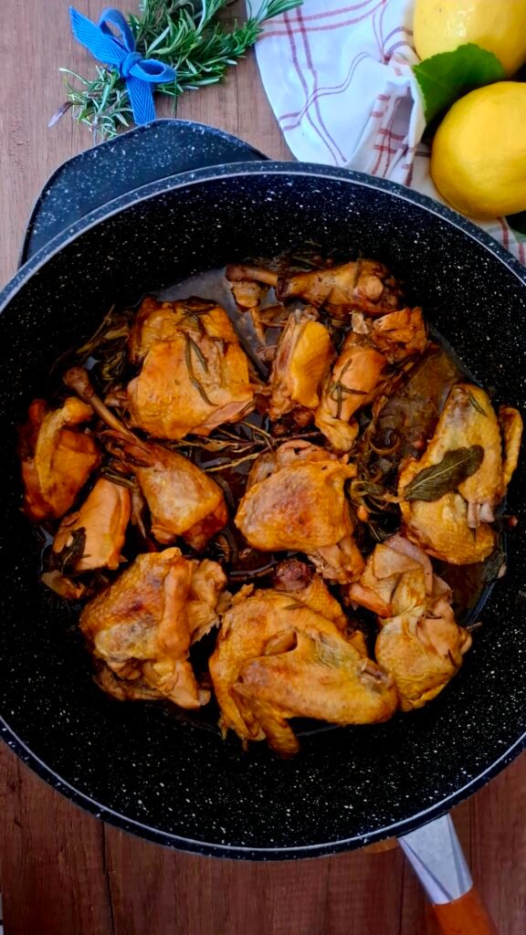 Faraona al limone in padella morbida con rametto rosmarino con fiocchetto e cestino di limoni di sorrento