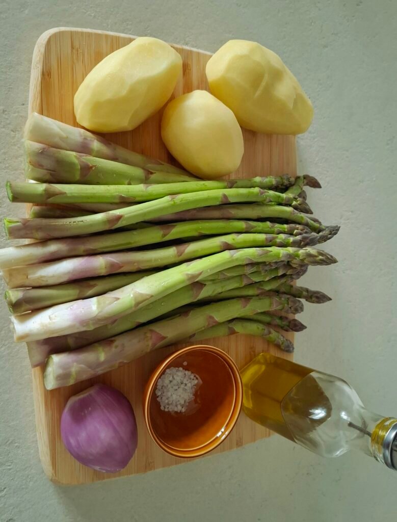 Tagliare con ingredienti: asparagi scalogni patate olio e sale