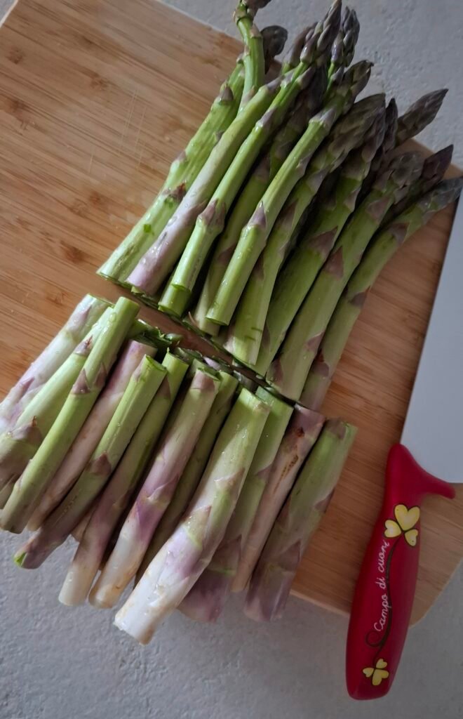 Asparagi tagliati in 2 parti 