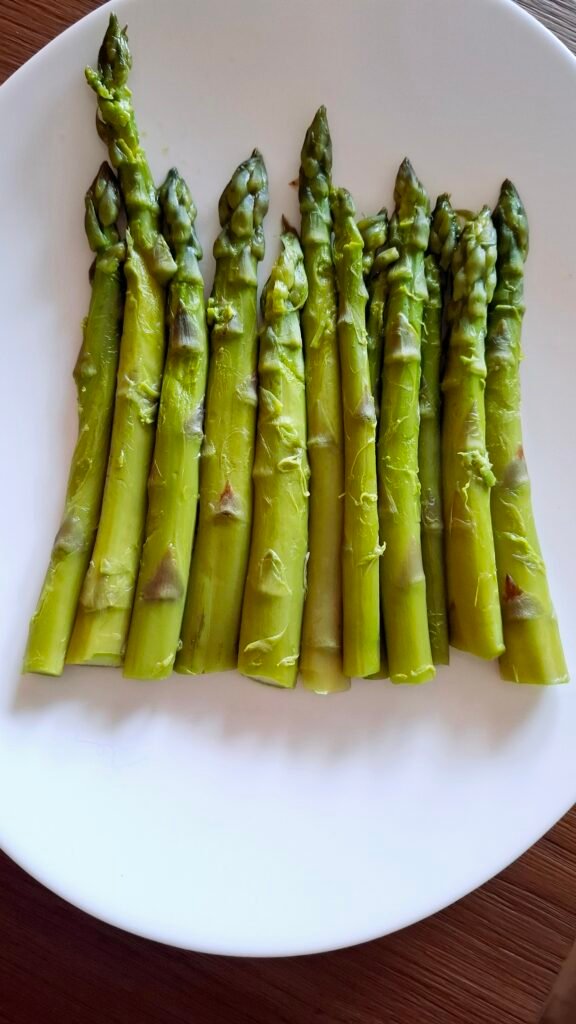 Asparagi bolliti pronti per essere conditi e gratinati