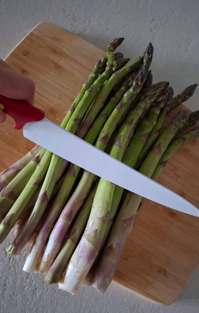 Asparagi lavati interi da tagliare
