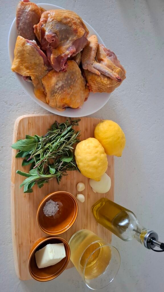 Faraona a pezzi, erbe aromatiche, sale, cipolla, aglio e olio e burro