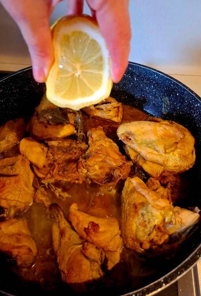 Limone spremuto su faraona in cottura